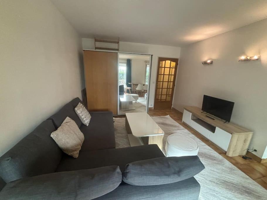 F2 Avec Terrasse, Parking Gratuit Apartment Guyancourt Exterior foto